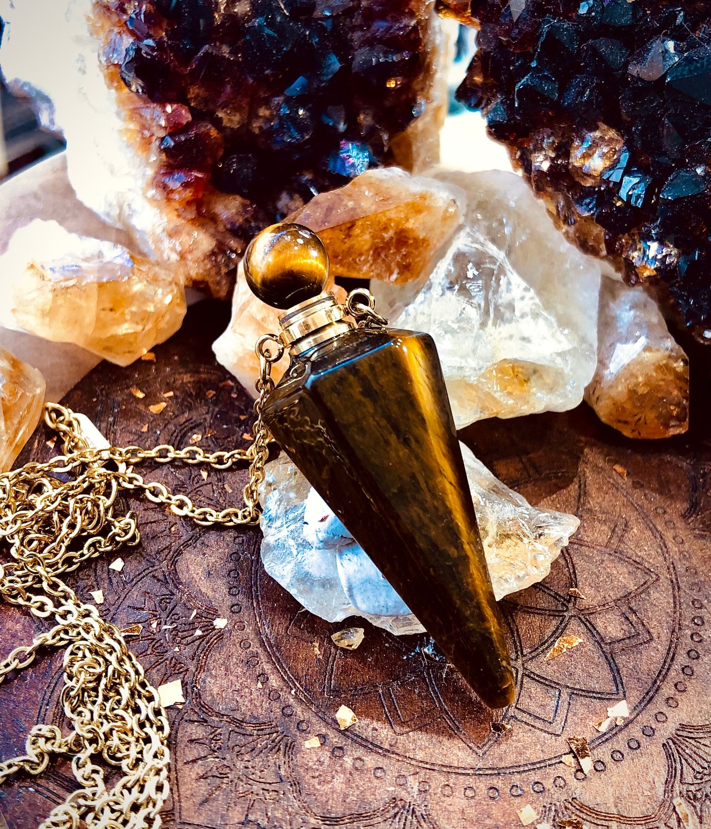 Tiger's eye pendulum bottle