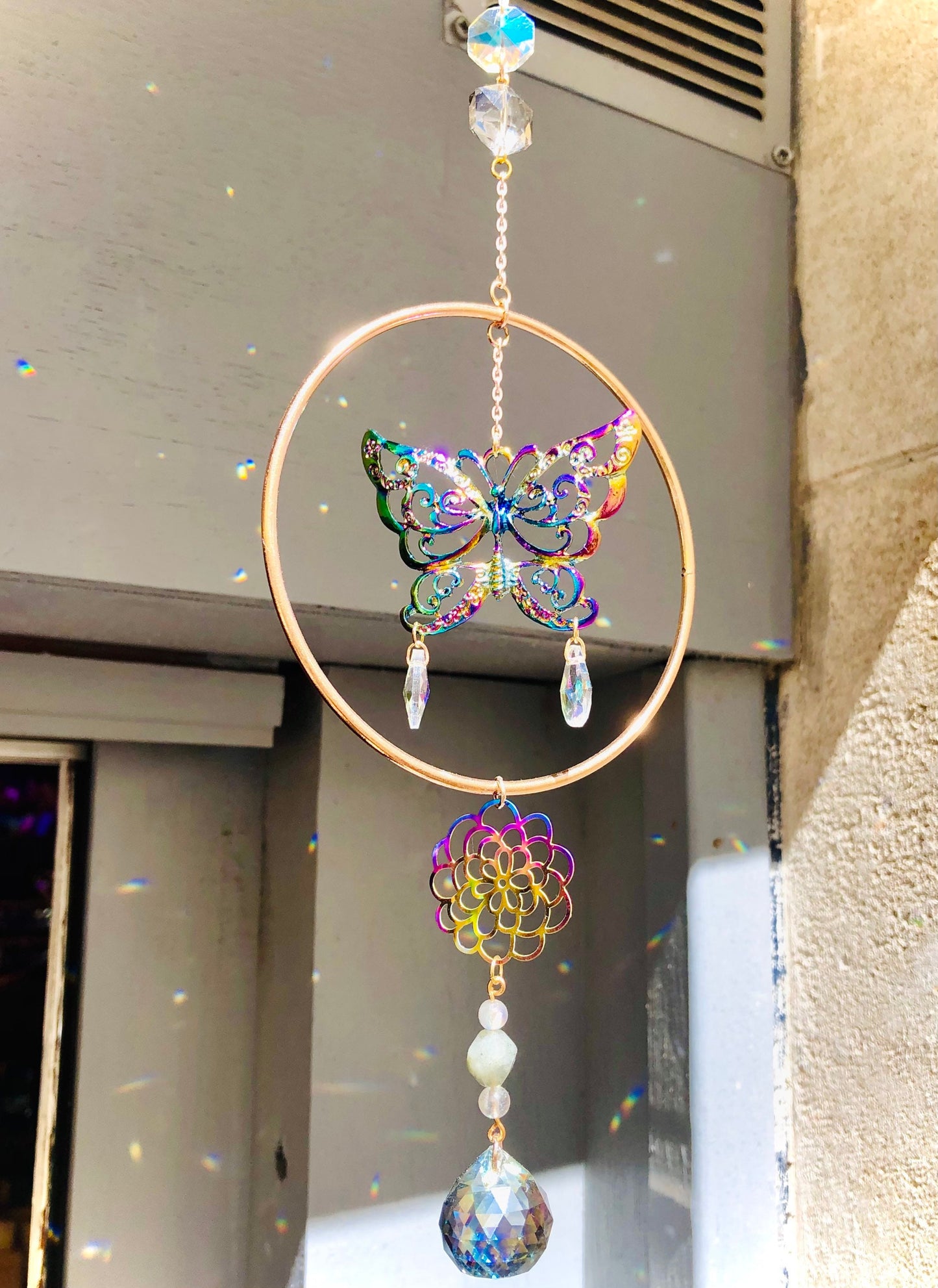 magischer Regenbogenschutz und leichter Labradorit und Metallschmetterling