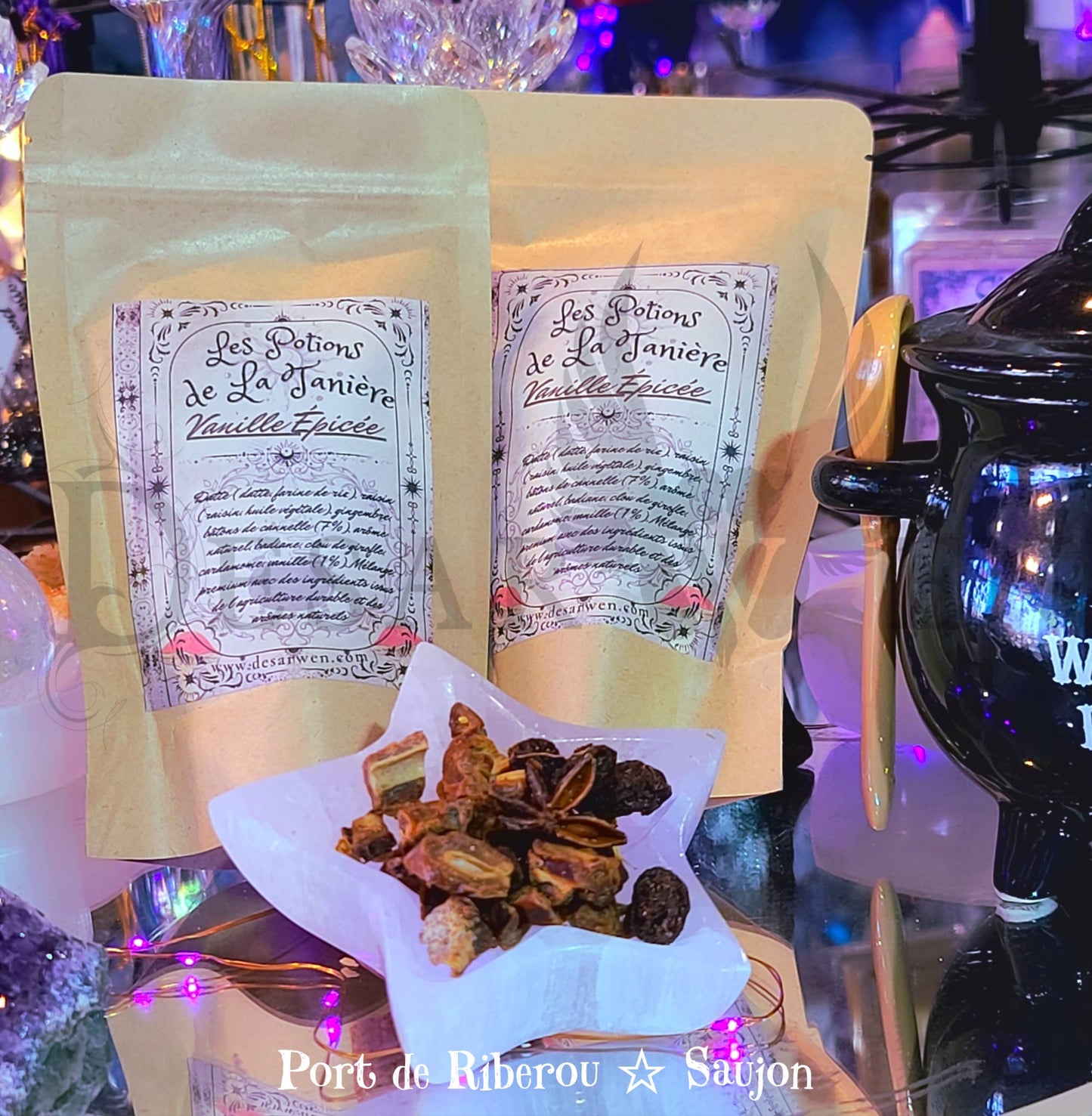 Deux sachets de tisane Vanille Épicée et un mélange en vrac dans la boutique La Tanière Enchantée