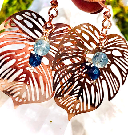 Boucle d oreille feuille en métal filigrane or rose saphir bleu à facettes et fluorapatite
