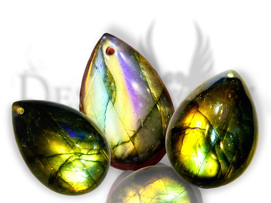 3D drop pendant with flashy labradorite reflections