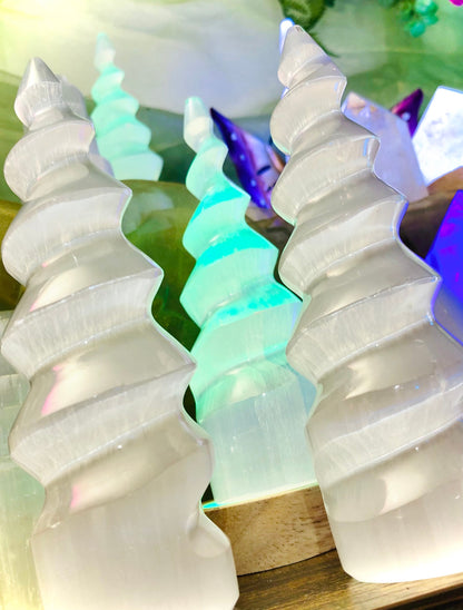 Spirales blanches et verte de sélénite sur leurs socles en bois