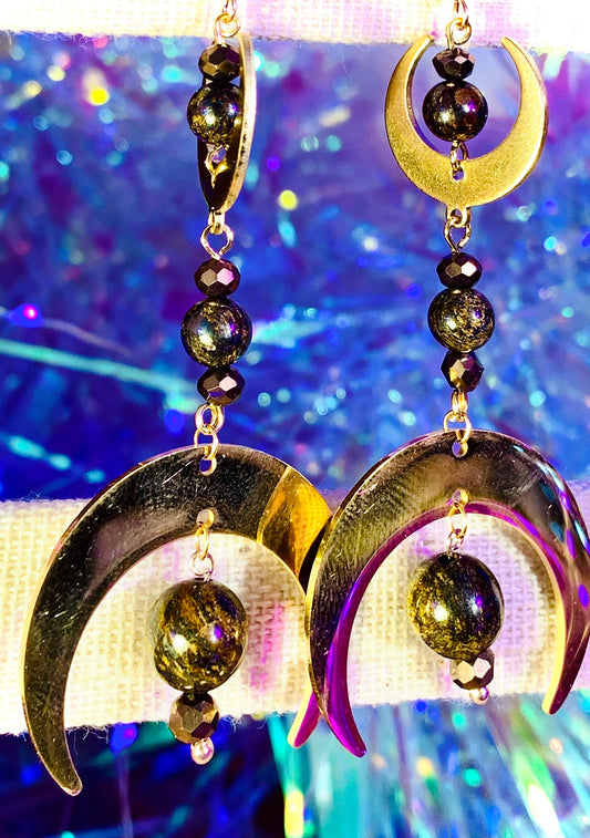 Moon phase earring in brass or brushed brass