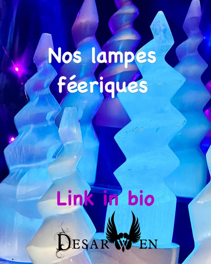 Spirales de sélénite éclairées en bleu, avec les textes « Nos lampes féeriques » et « Link in bio »