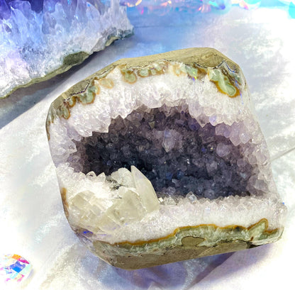 Grosse géode améthyste avec calcite