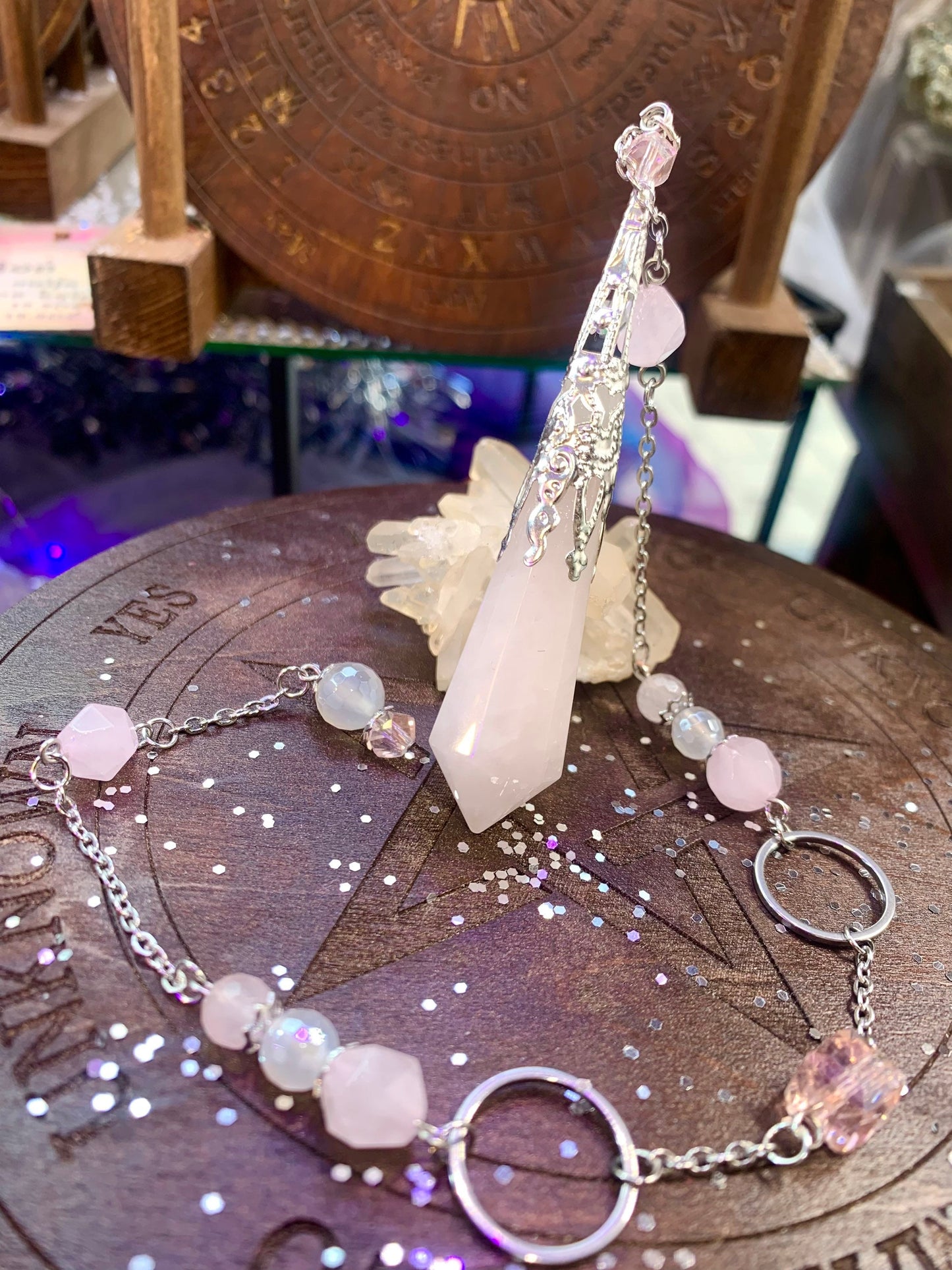 Pendule féerique quartz rose et agate blanche à facette