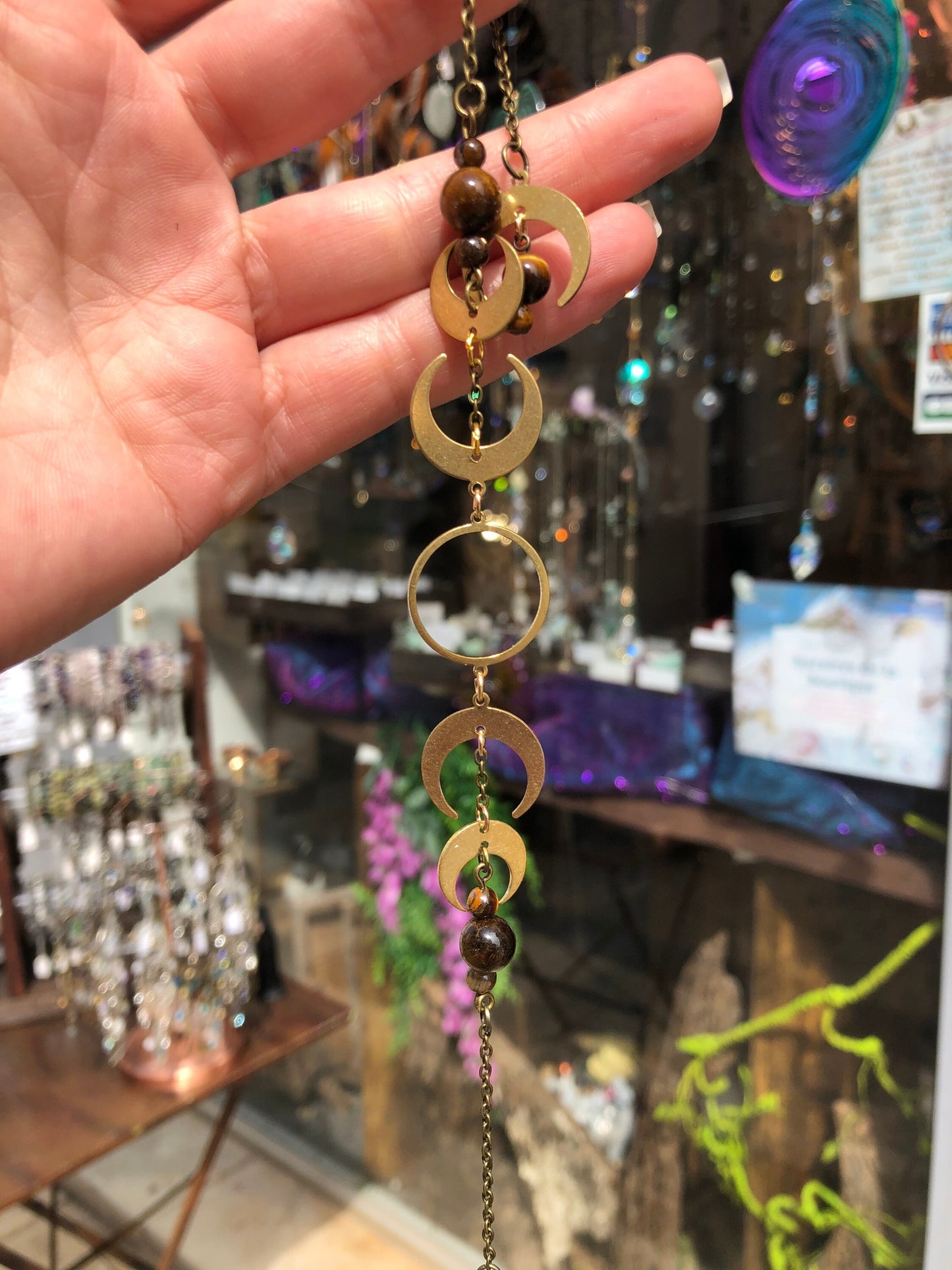 Pendule œil de tigre triple lune laiton brossé