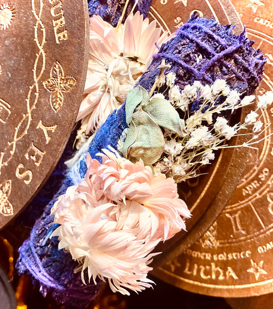 Blaues Salbeibündel mit Patchouli-Reinigungsschutz