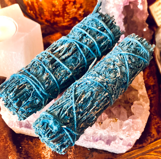 Blaues Salbeibündel mit Patchouli-Reinigungsschutz