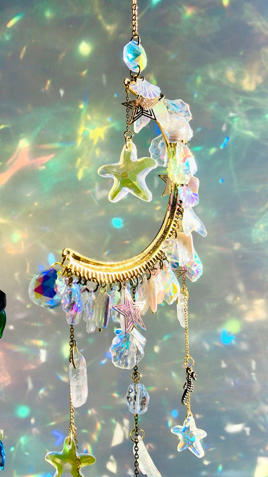 Attrape-soleil demi-lune sirène blanc iridescent en laiton doré, nacre, cristal aura et agate blanche