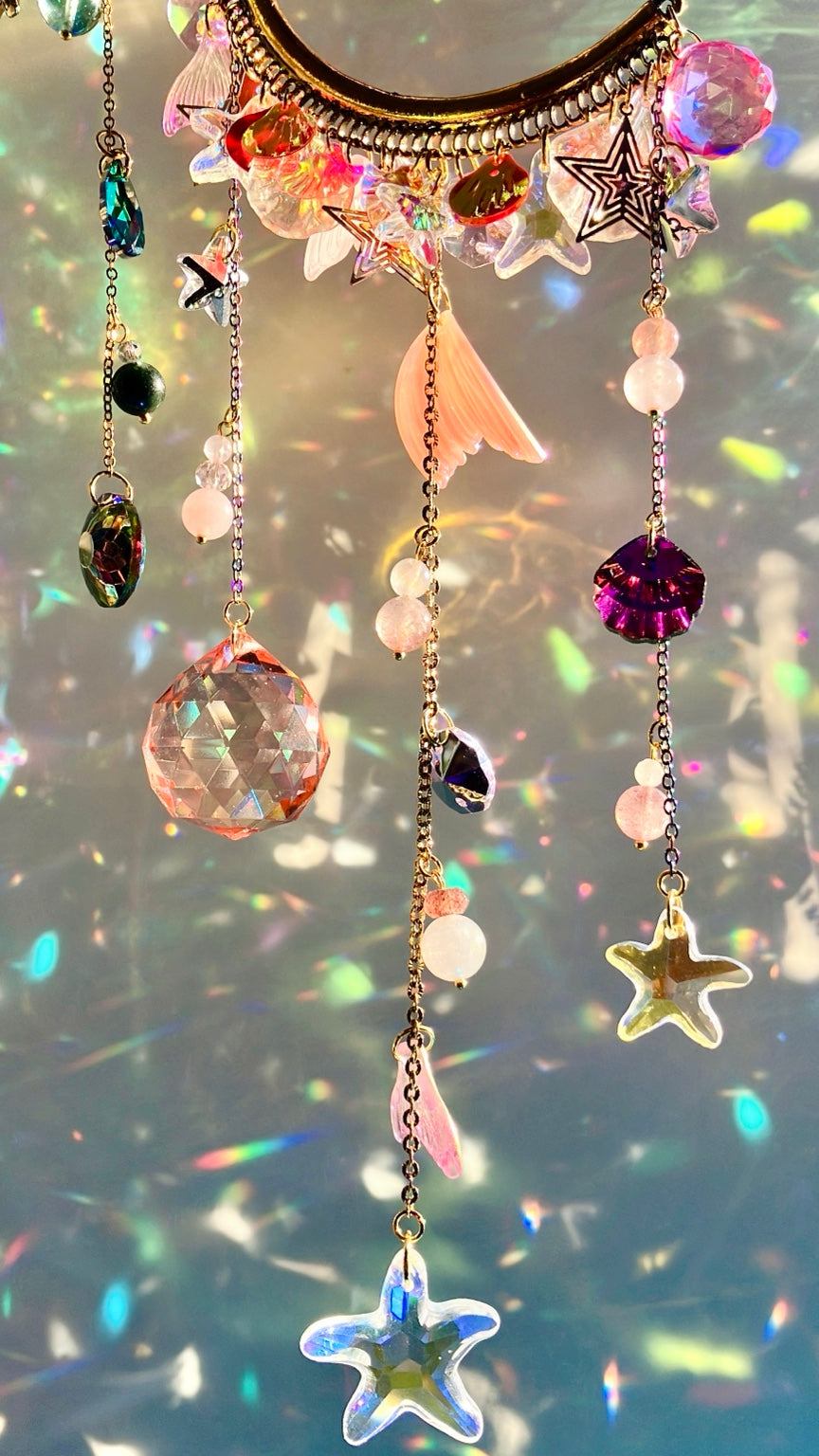 Suspensions en quartz rose et prismes arc-en-ciel de l’attrape-soleil demi-lune sirène rose