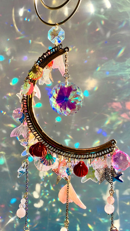 Attrape-soleil demi-lune sirène rose en laiton doré, quartz rose, quartz fraise et quartz rose aura