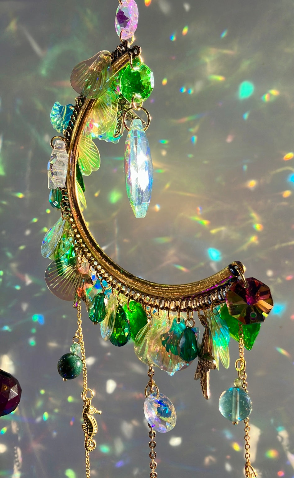 Attrape-soleil demi-lune sirène vert en laiton doré, agate mousse, fluorite verte et aventurine verte