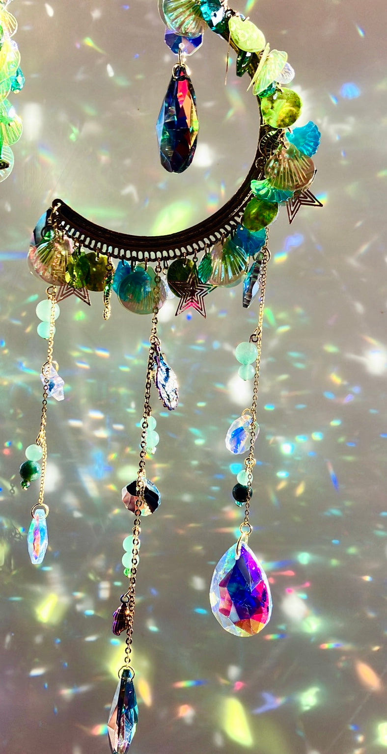 Attrape-soleil demi-lune sirène verte en laiton doré avec aventurine verte, agate mousse et prismes arc-en-ciel
