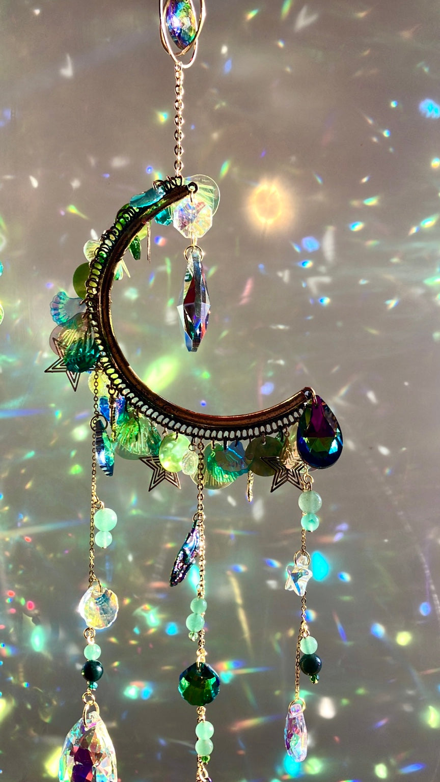 Vue complète de l’attrape-soleil demi-lune sirène verte, aventurine et agate mousse, six prismes arc-en-ciel