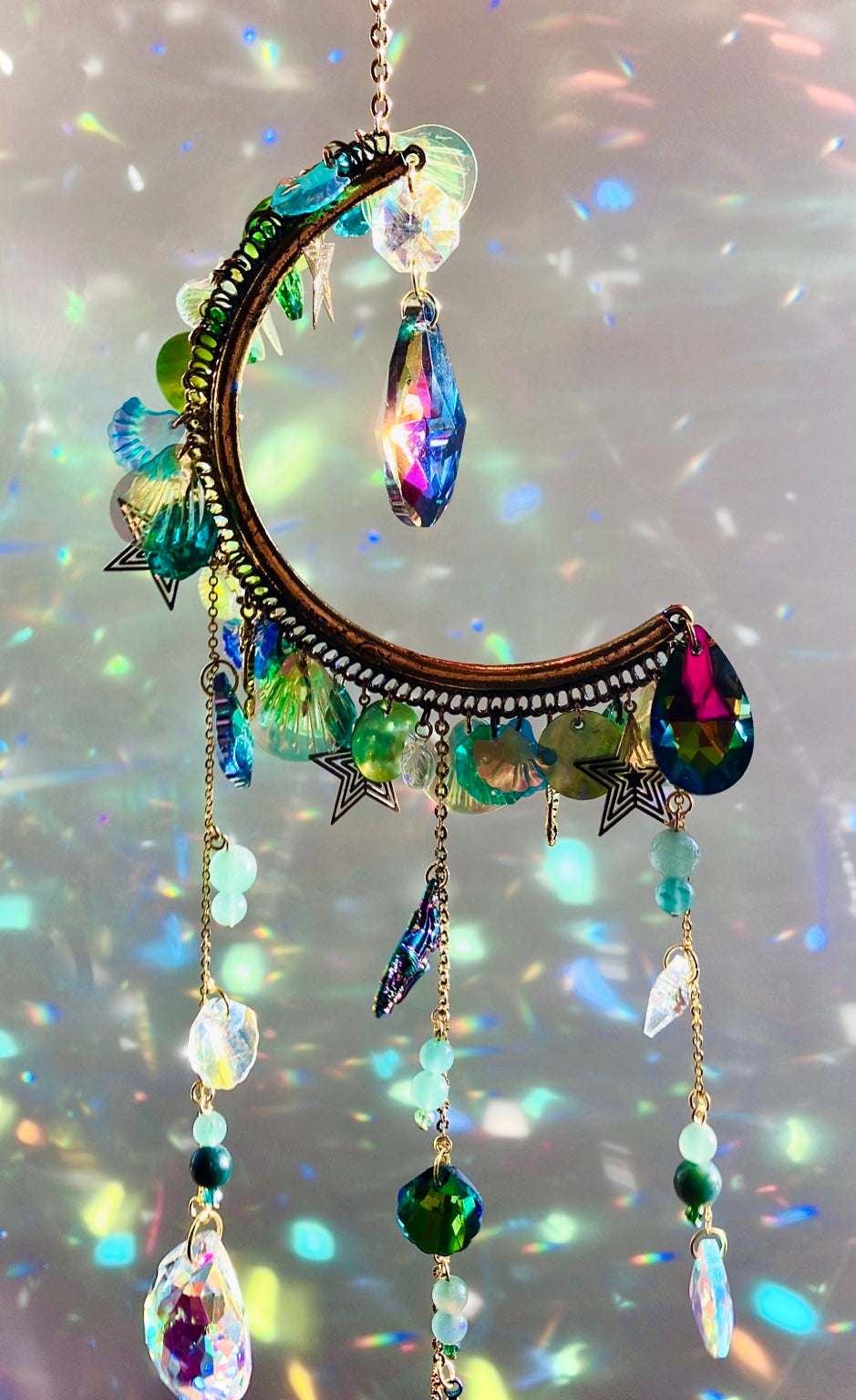 Détail de l’attrape-soleil sirène verte avec aventurine verte, agate mousse, coquillages iridescents et prismes