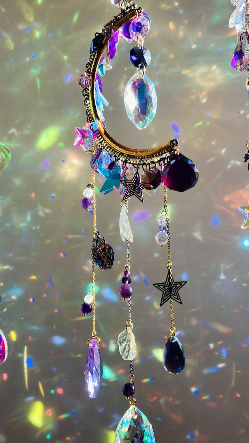 Attrape-soleil demi-lune sirène violet en laiton doré, améthyste et cristal aura Angel
