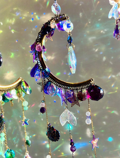 Détail de la demi-lune sirène violette, cristal aura Angel et prismes facettés
