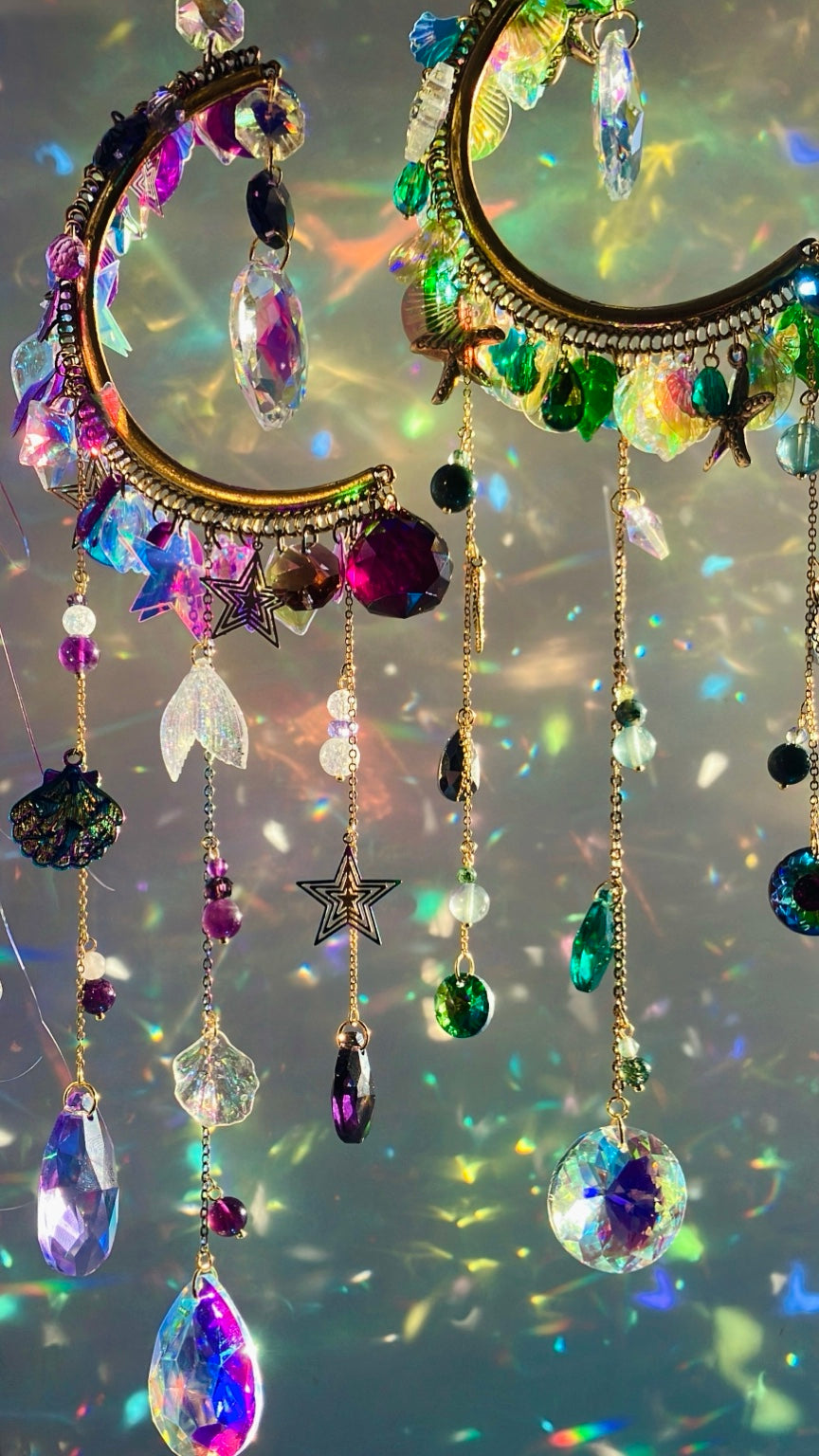 Détail du grand prisme iridescent et des éléments violets de l’attrape-soleil demi-lune sirène