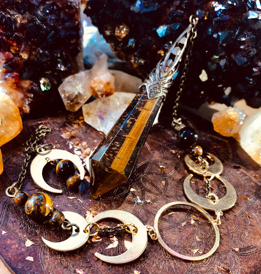 Pendule œil de tigre triple lune laiton brossé