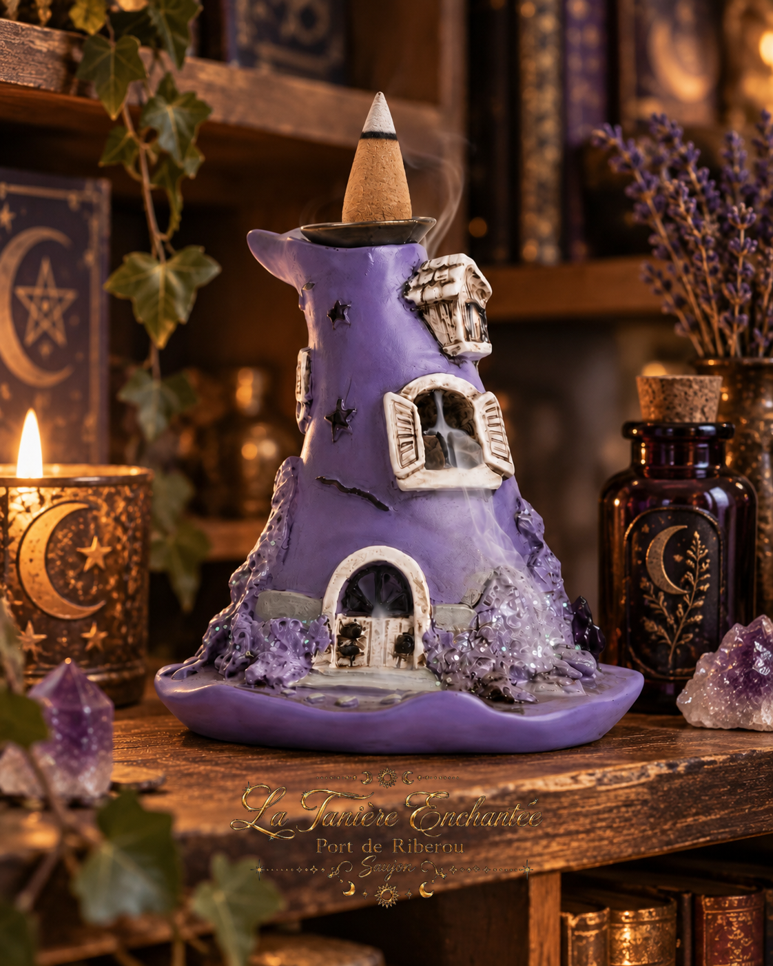 Brûleur backflow violet chapeau de sorcière avec cascade de fumée dans une ambiance de La Tanière Enchantée