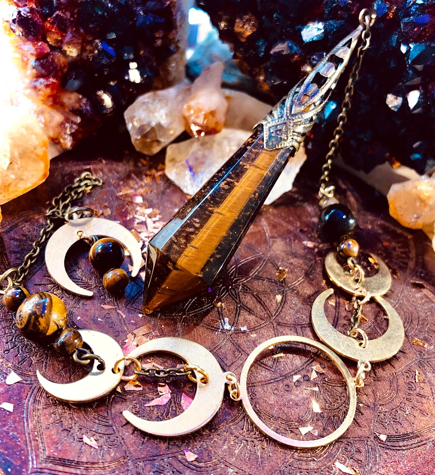 Pendule œil de tigre triple lune laiton brossé