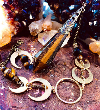 Pendule œil de tigre triple lune laiton brossé