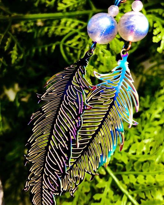 Filigree feather earring in iridescent metal and blue labradorite